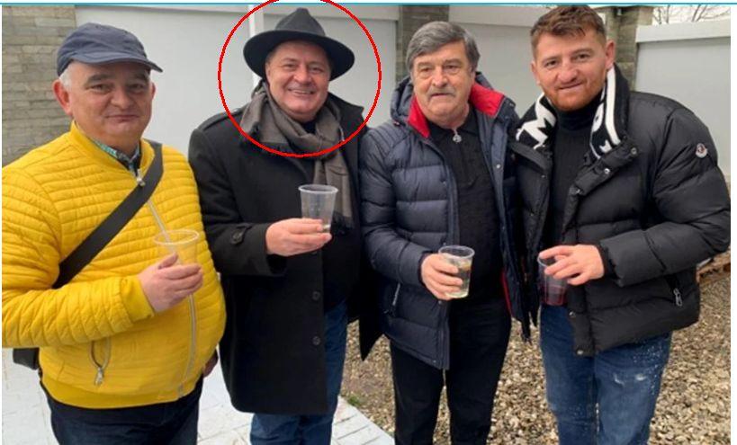 Șeful AEP, Toni Greblă, a fost fotografiat, la tăierea porcului, în curtea casei care acum e sediul de campanie al lui Călin Georgescu 939558