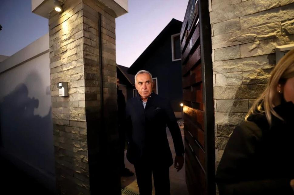 Șeful AEP, Toni Greblă, a fost fotografiat, la tăierea porcului, în curtea casei care acum e sediul de campanie al lui Călin Georgescu 939563