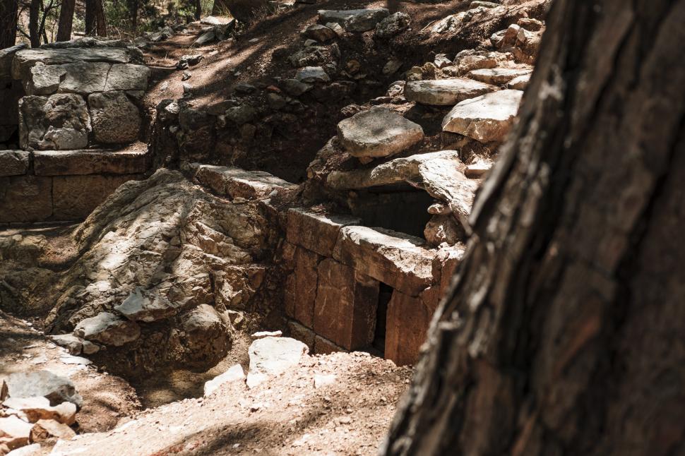 Misterioasele orașe ale morților, sculptate în stâncă, urme ale unei civilizații antice 939612