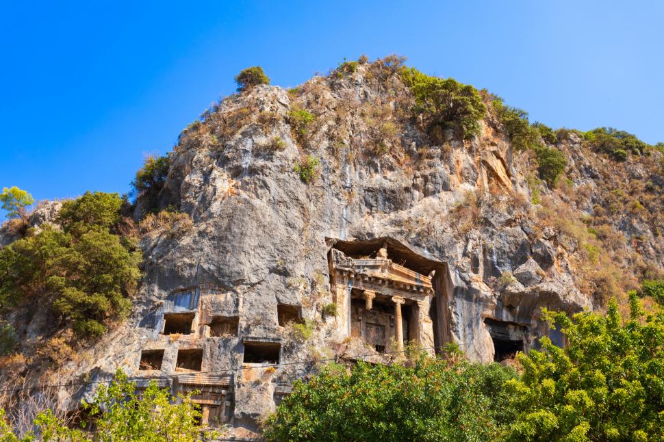 Misterioasele orașe ale morților, sculptate în stâncă, urme ale unei civilizații antice 939613