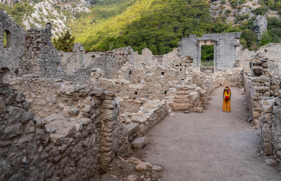 Misterioasele orașe ale morților, sculptate în stâncă, urme ale unei civilizații antice 939615