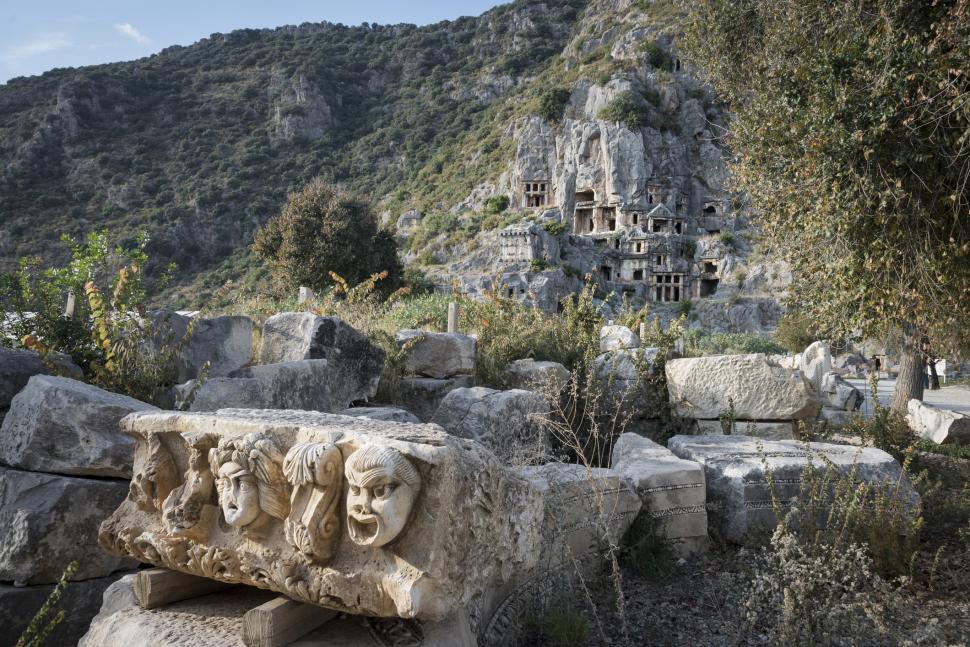 Misterioasele orașe ale morților, sculptate în stâncă, urme ale unei civilizații antice 939616