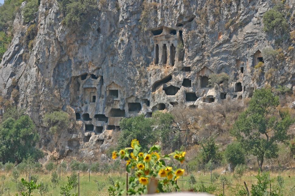 Misterioasele orașe ale morților, sculptate în stâncă, urme ale unei civilizații antice 939617