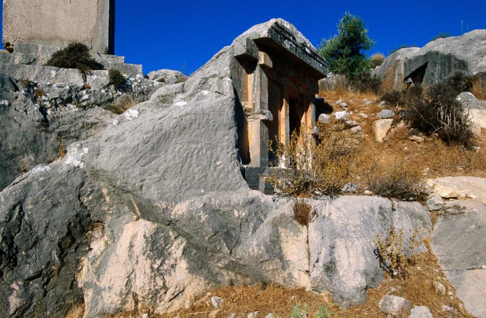 Misterioasele orașe ale morților, sculptate în stâncă, urme ale unei civilizații antice 939620