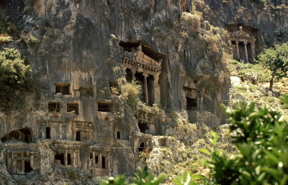 Misterioasele orașe ale morților, sculptate în stâncă, urme ale unei civilizații antice 939621