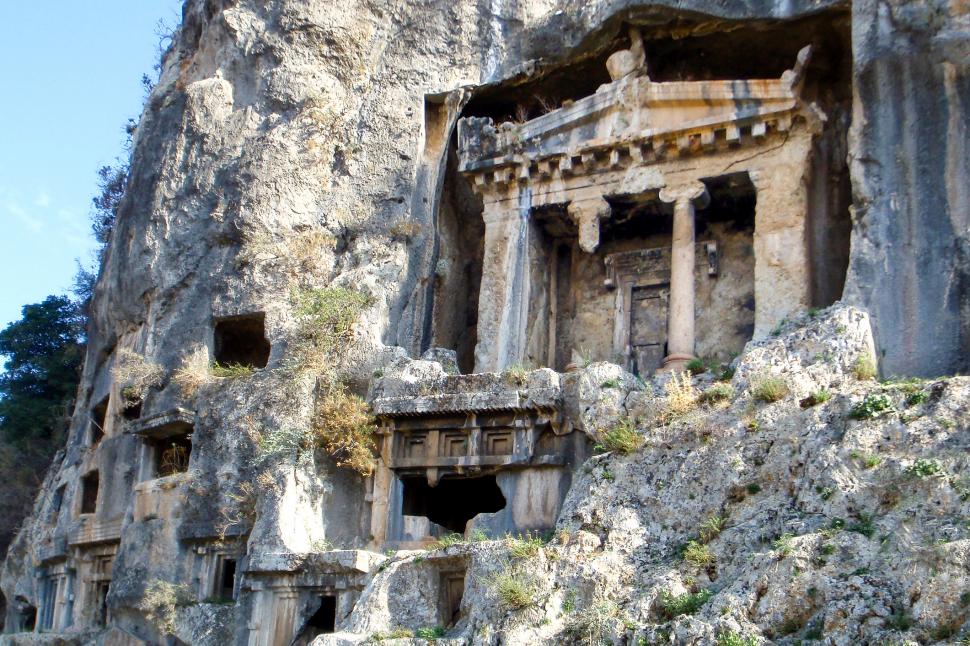 Misterioasele orașe ale morților, sculptate în stâncă, urme ale unei civilizații antice 939622