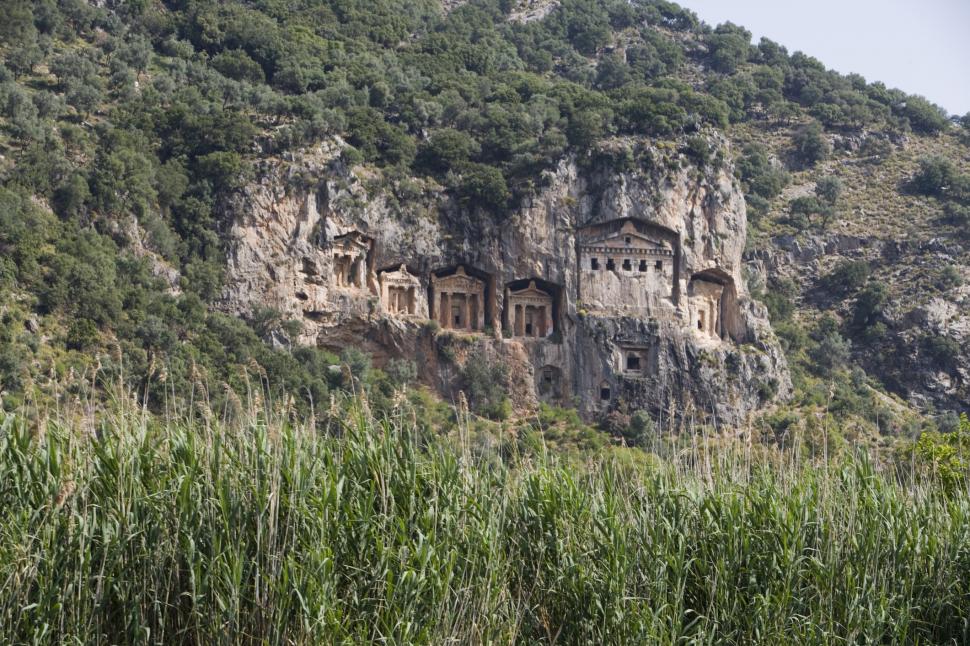 Misterioasele orașe ale morților, sculptate în stâncă, urme ale unei civilizații antice 939628