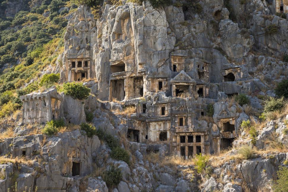 Misterioasele orașe ale morților, sculptate în stâncă, urme ale unei civilizații antice 939631