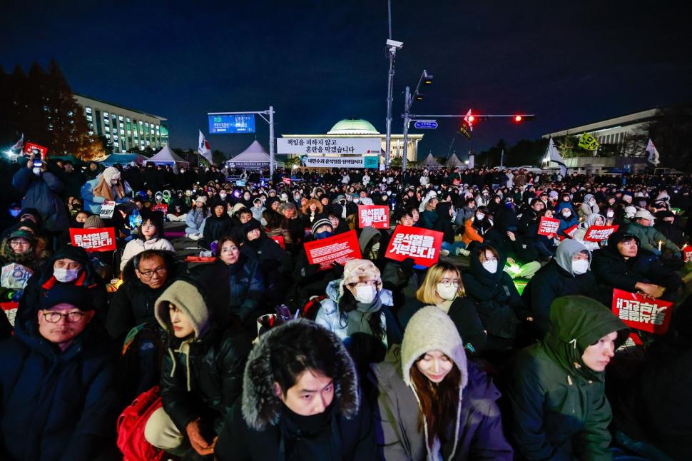 Coreea de Sud: Președinte supraviețuiește unui vot de destituire, după ce a decretat legea marțială și a trimis armata spre Parlament 939776