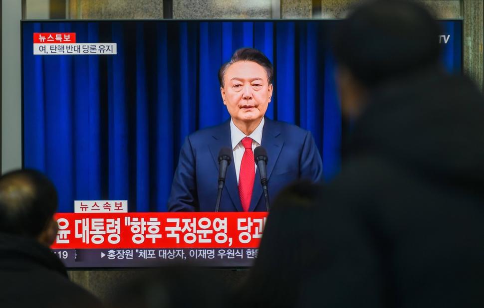 Coreea de Sud: Președinte supraviețuiește unui vot de destituire, după ce a decretat legea marțială și a trimis armata spre Parlament 939777