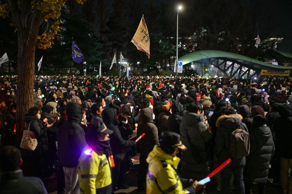 Coreea de Sud: Președinte supraviețuiește unui vot de destituire, după ce a decretat legea marțială și a trimis armata spre Parlament 939778