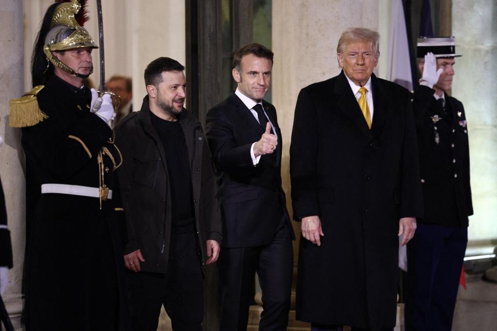 Donald Trump și Volodimir Zelenski, strângere de mână și poză istorică în compania lui Emmanuel Macron, la Paris 939819