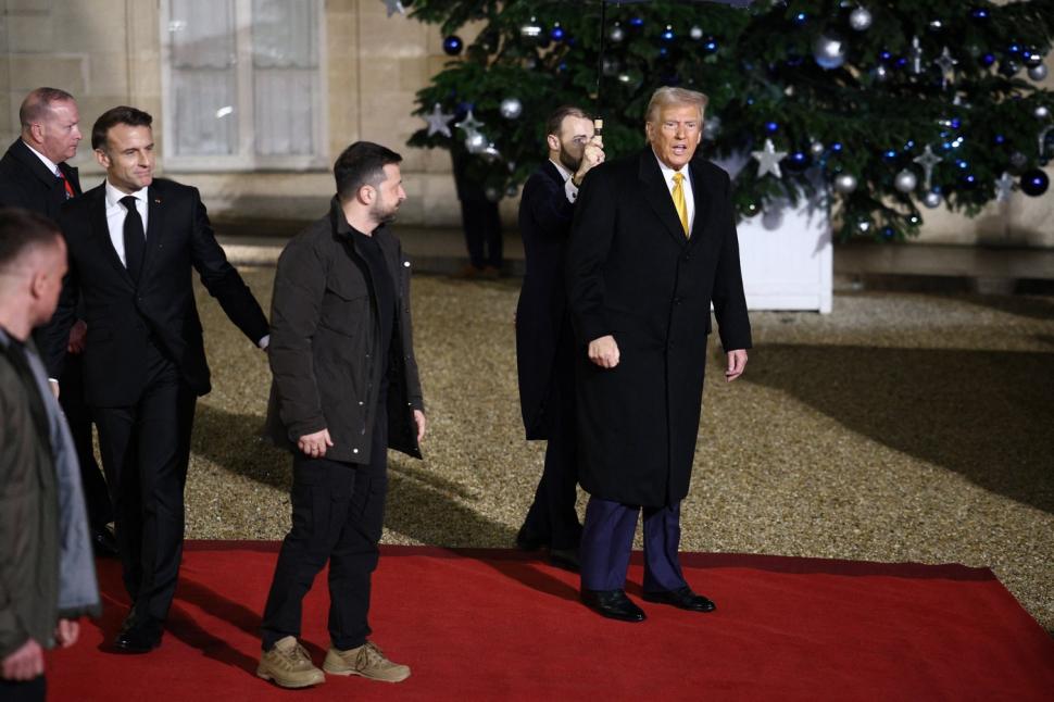 Donald Trump și Volodimir Zelenski, strângere de mână și poză istorică în compania lui Emmanuel Macron, la Paris 939821