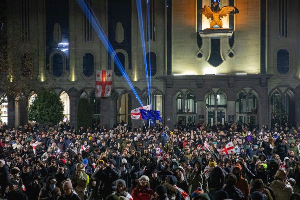 Haos în Georgia: Zeci de oameni au fost arestați noaptea trecută. Poliția a folosit din nou tunuri cu apă împotriva protestatarilor 939784