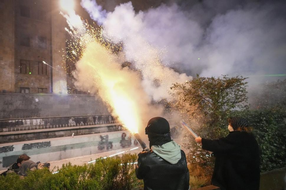 Haos în Georgia: Zeci de oameni au fost arestați noaptea trecută. Poliția a folosit din nou tunuri cu apă împotriva protestatarilor 939785