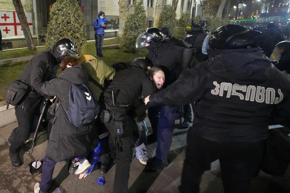 Haos în Georgia: Zeci de oameni au fost arestați noaptea trecută. Poliția a folosit din nou tunuri cu apă împotriva protestatarilor 939786
