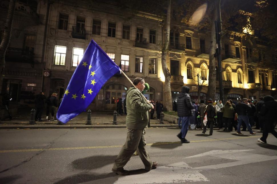 Haos în Georgia: Zeci de oameni au fost arestați noaptea trecută. Poliția a folosit din nou tunuri cu apă împotriva protestatarilor 939787