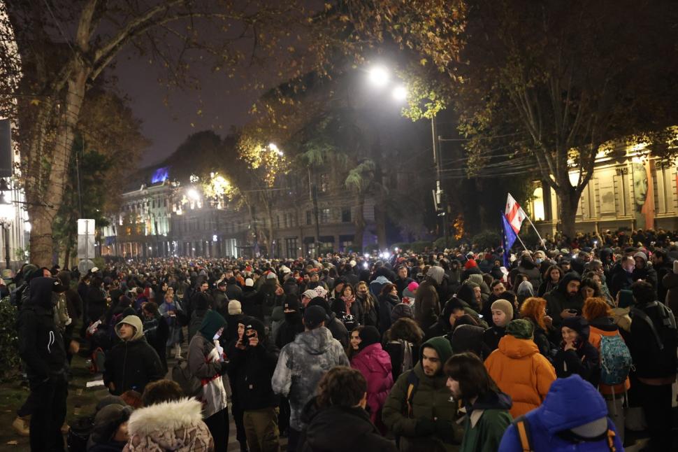 Haos în Georgia: Zeci de oameni au fost arestați noaptea trecută. Poliția a folosit din nou tunuri cu apă împotriva protestatarilor 939788