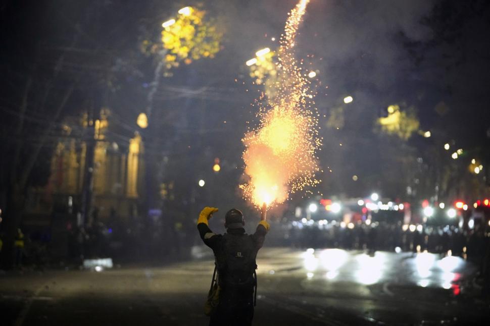 Haos în Georgia: Zeci de oameni au fost arestați noaptea trecută. Poliția a folosit din nou tunuri cu apă împotriva protestatarilor 939789