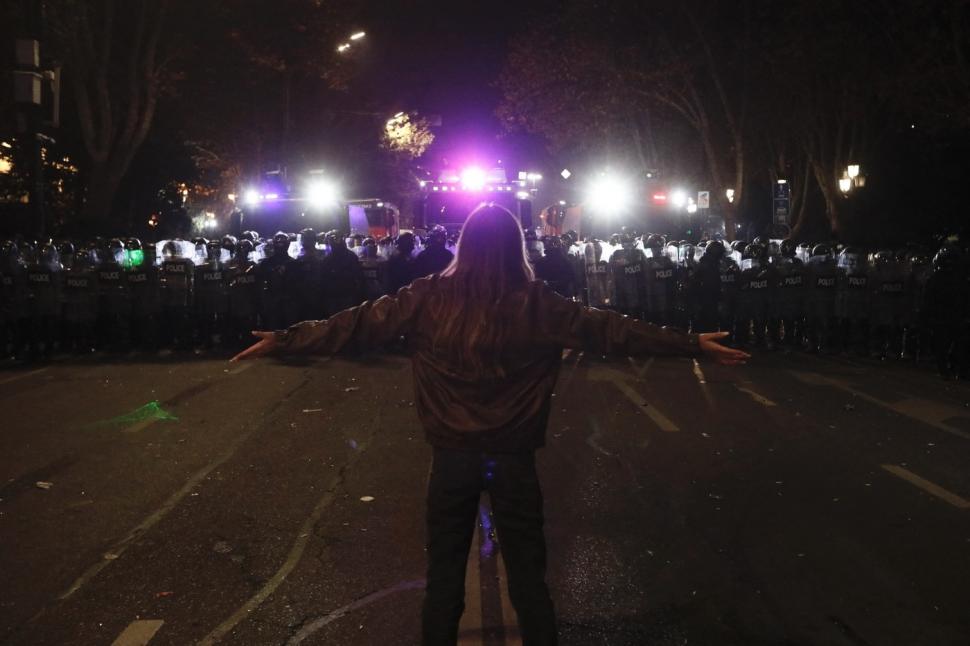 Haos în Georgia: Zeci de oameni au fost arestați noaptea trecută. Poliția a folosit din nou tunuri cu apă împotriva protestatarilor 939790