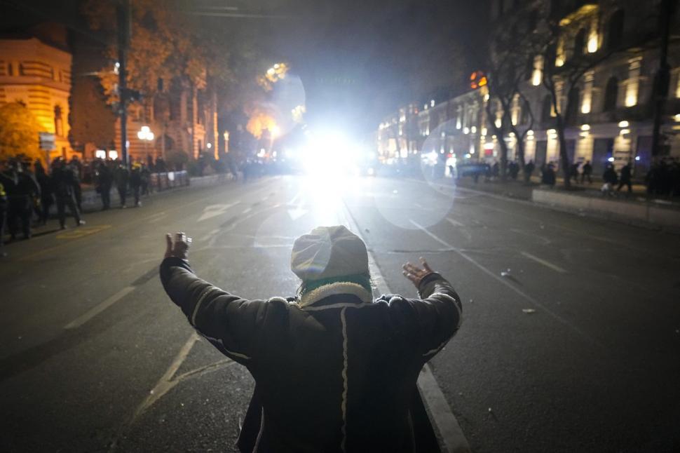 Haos în Georgia: Zeci de oameni au fost arestați noaptea trecută. Poliția a folosit din nou tunuri cu apă împotriva protestatarilor 939791