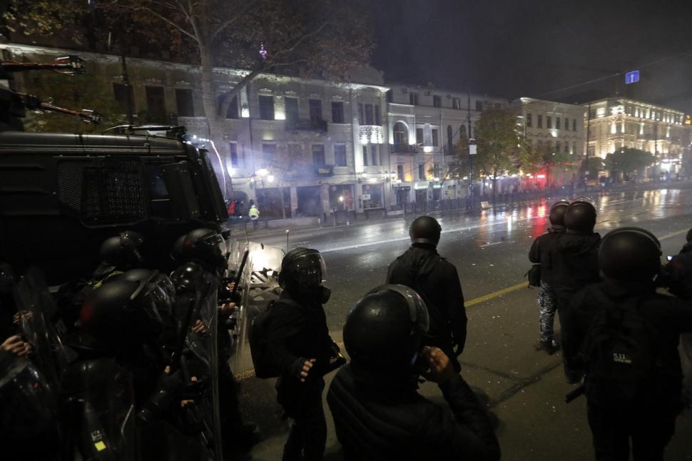 Haos în Georgia: Zeci de oameni au fost arestați noaptea trecută. Poliția a folosit din nou tunuri cu apă împotriva protestatarilor 939792