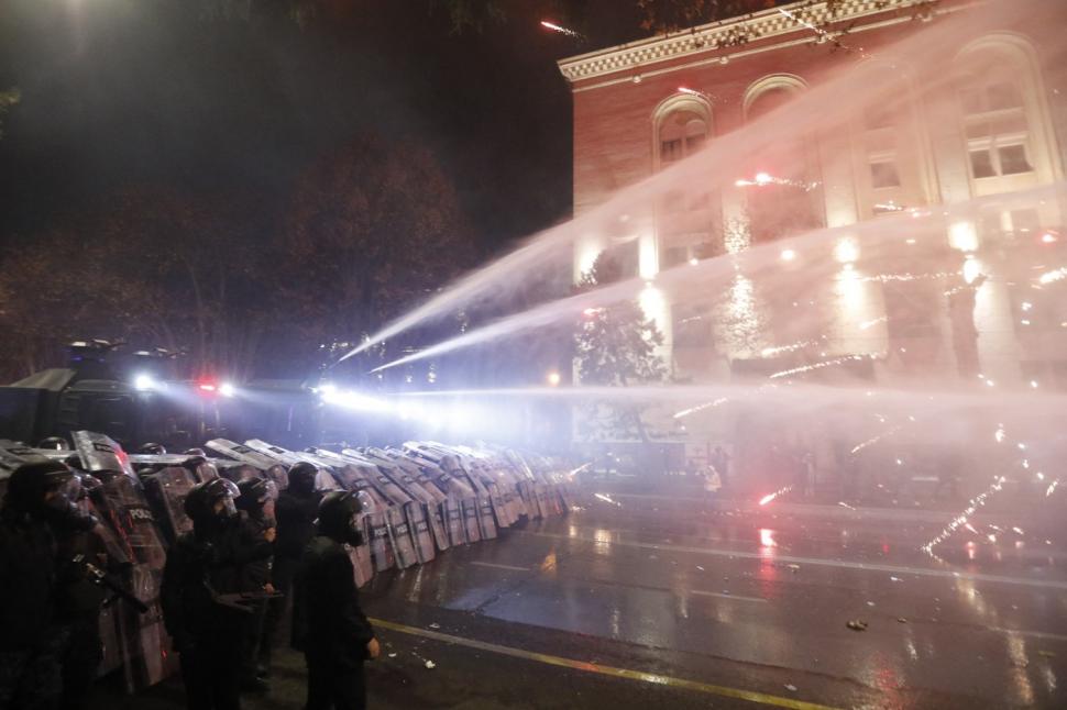 Haos în Georgia: Zeci de oameni au fost arestați noaptea trecută. Poliția a folosit din nou tunuri cu apă împotriva protestatarilor 939793