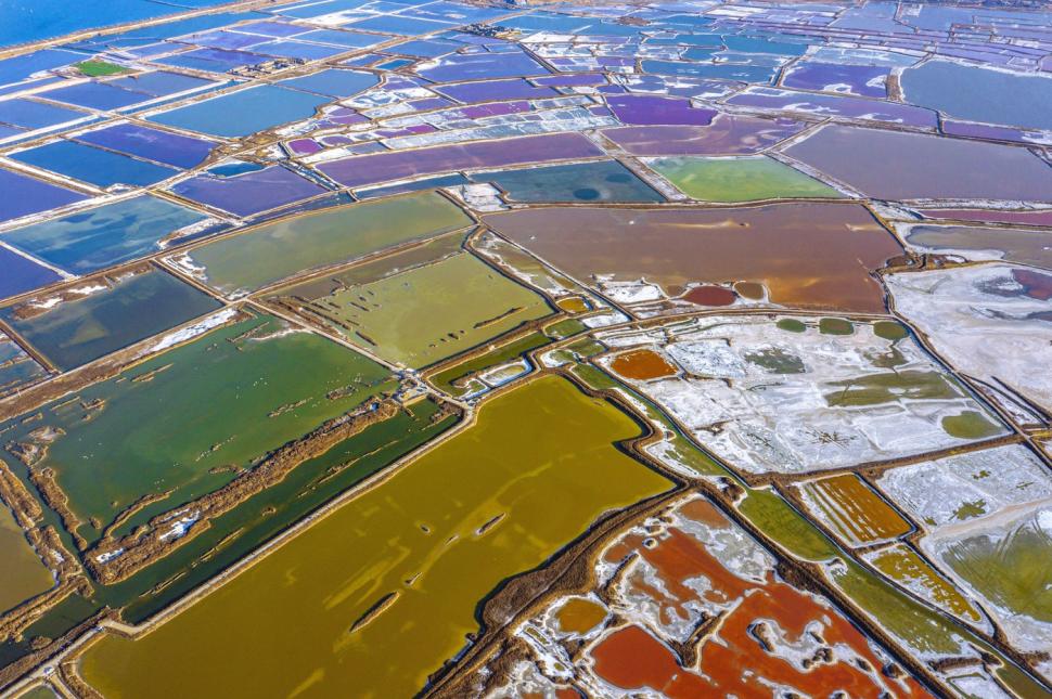 Lacul care-și schimbă culoarea în funcție de anotimp. Misterul din spatele spectacolului impresionant oferit de uriașa intindere de apă 939730