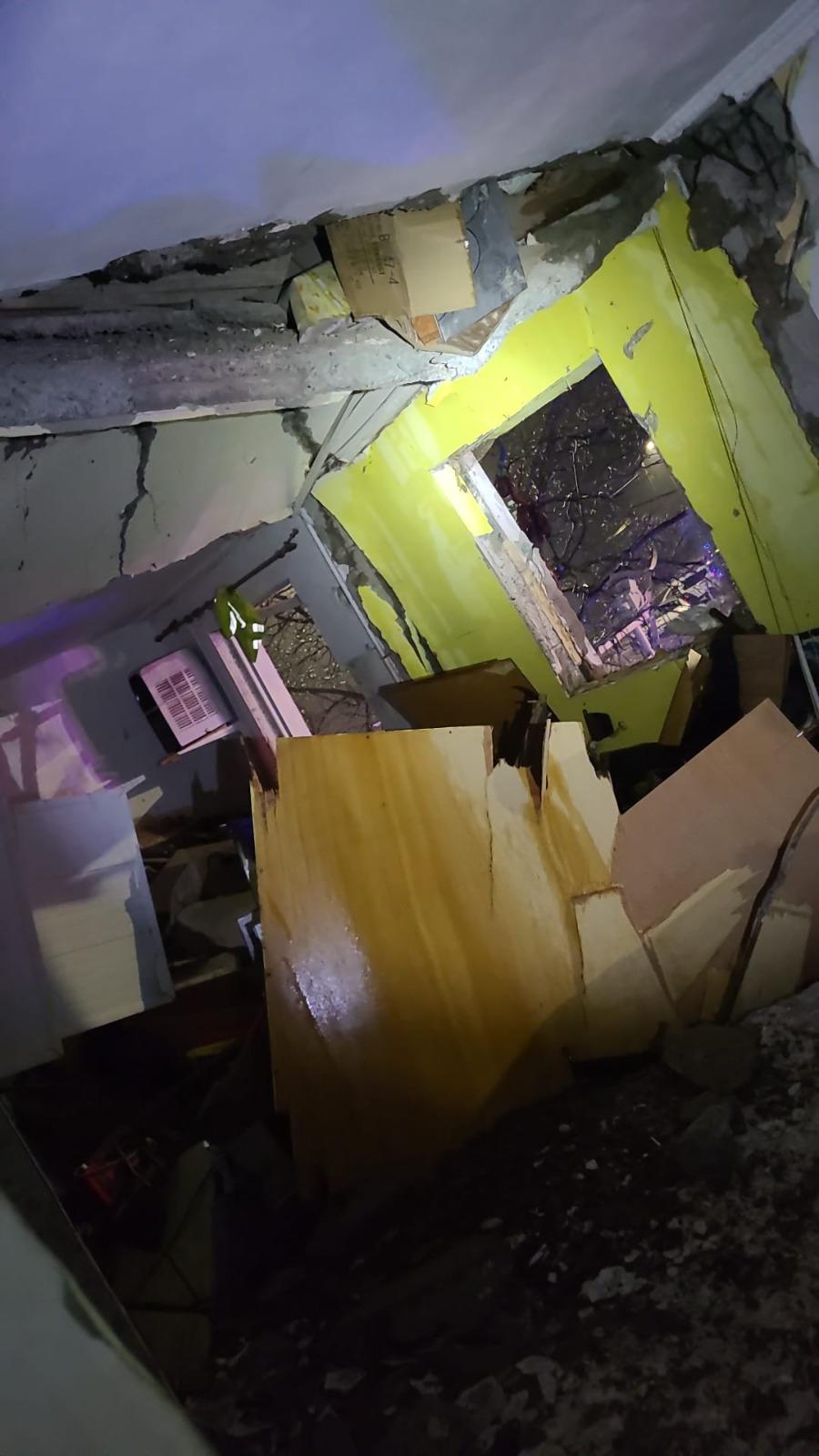 Explozie puternică într-un bloc din Bacău. Zeci de persoane au fost evacuate. Un bărbat a ajuns la spital cu arsuri grave 939833