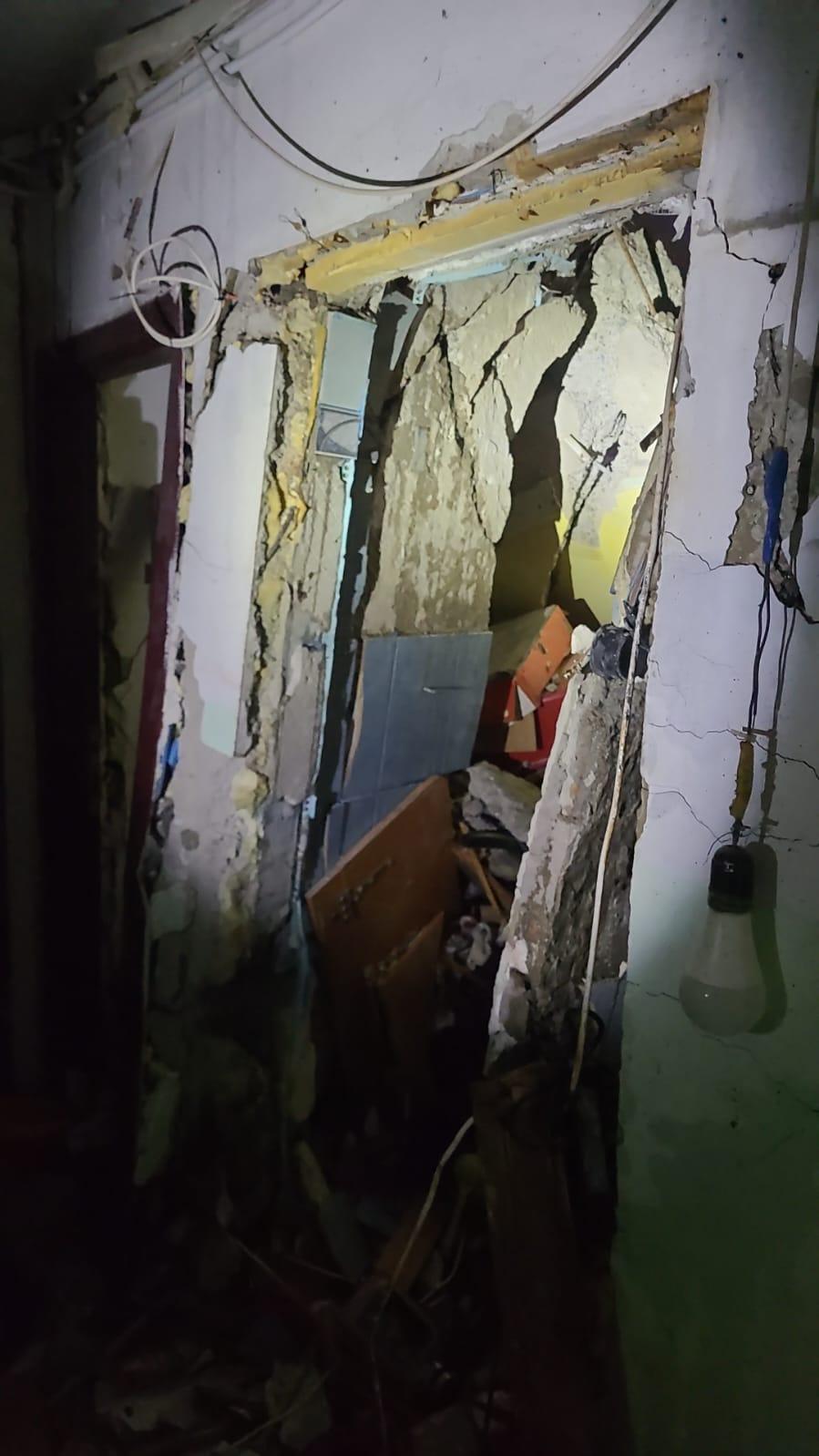 Explozie puternică într-un bloc din Bacău. Zeci de persoane au fost evacuate. Un bărbat a ajuns la spital cu arsuri grave 939835