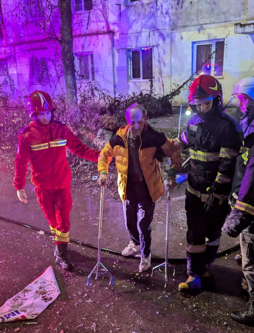 Explozie puternică într-un bloc din Bacău. Zeci de persoane au fost evacuate. Un bărbat a ajuns la spital cu arsuri grave 939836