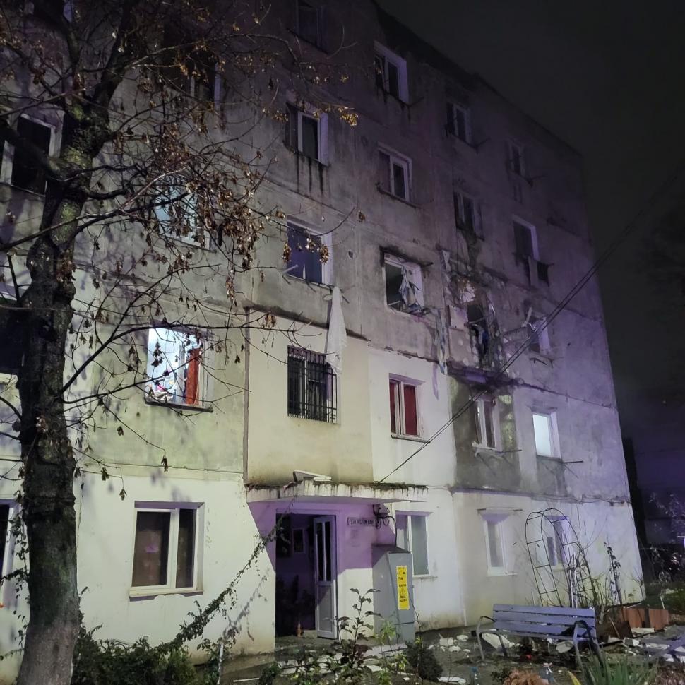 Explozie puternică într-un bloc din Bacău. Zeci de persoane au fost evacuate. Un bărbat a ajuns la spital cu arsuri grave 939837