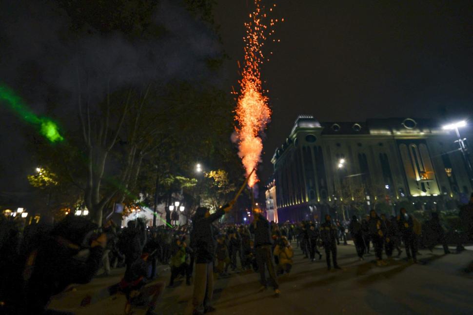 A 12-a noapte de proteste în Georgia: Mii de oameni s-au adunat din nou în fața Parlamentului 940143