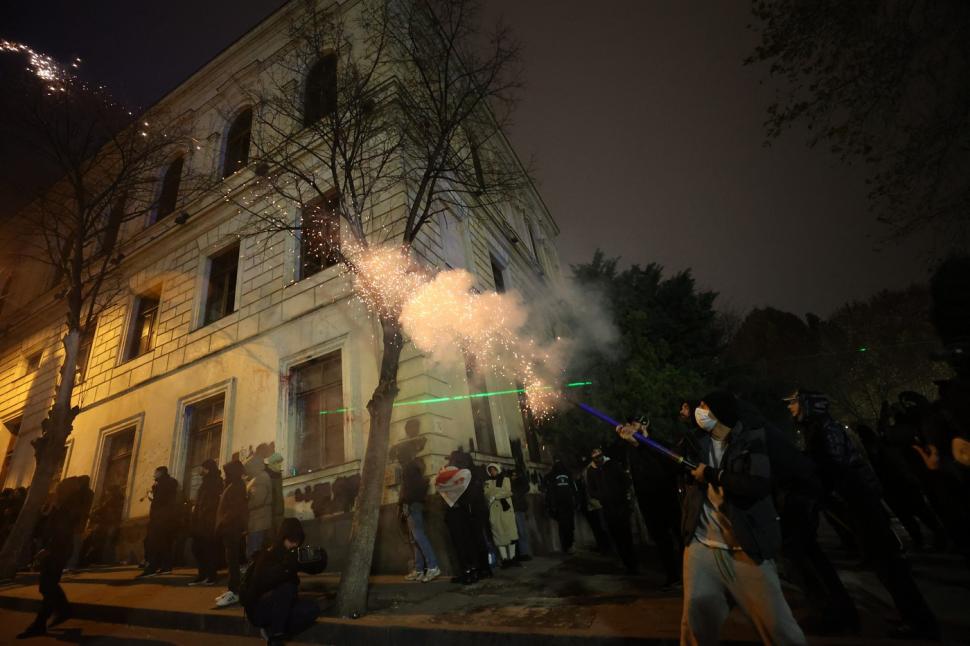 A 12-a noapte de proteste în Georgia: Mii de oameni s-au adunat din nou în fața Parlamentului 940144