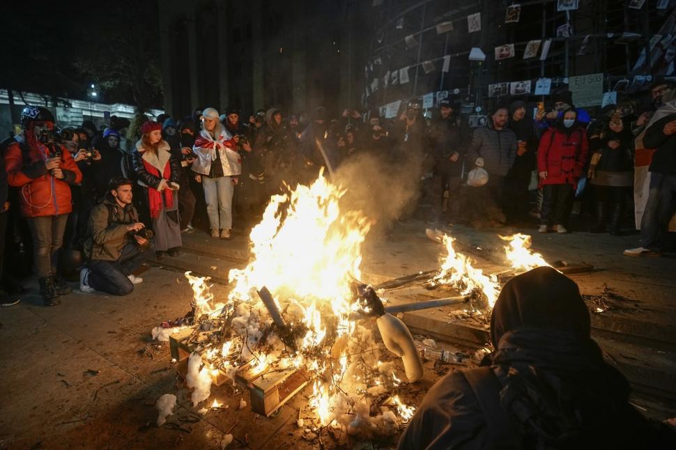 A 12-a noapte de proteste în Georgia: Mii de oameni s-au adunat din nou în fața Parlamentului 940145