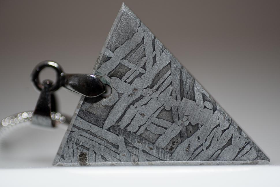 Cum arată ceasul sculptat din meteoritul Muonionalusta care a lovit Pământul acum un milion de ani. Are striații unice care strălucesc 940165