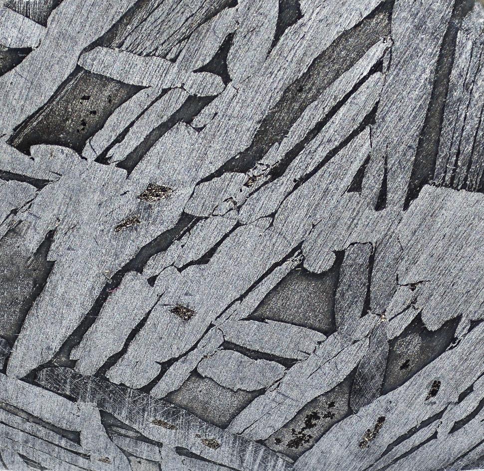 Cum arată ceasul sculptat din meteoritul Muonionalusta care a lovit Pământul acum un milion de ani. Are striații unice care strălucesc 940166