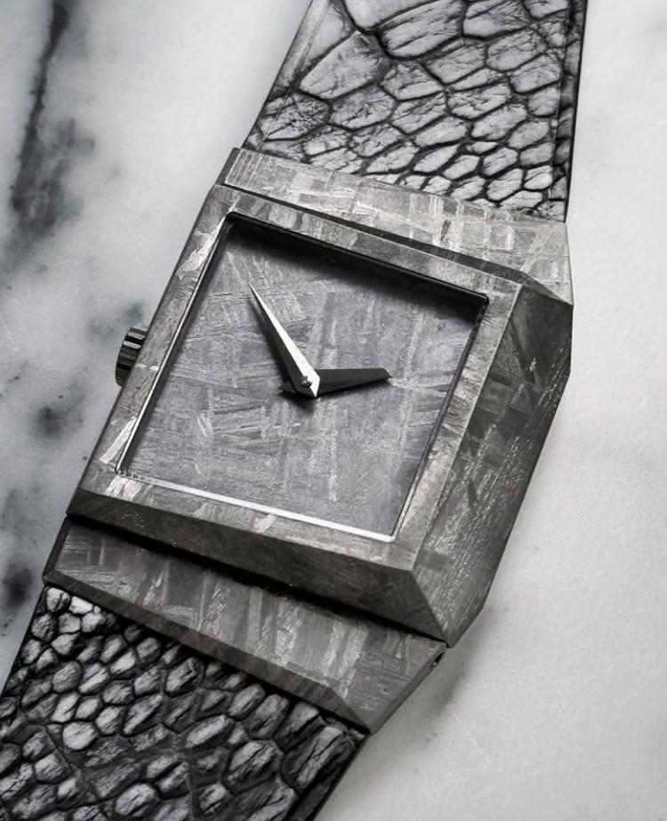 Cum arată ceasul sculptat din meteoritul Muonionalusta care a lovit Pământul acum un milion de ani. Are striații unice care strălucesc 940172