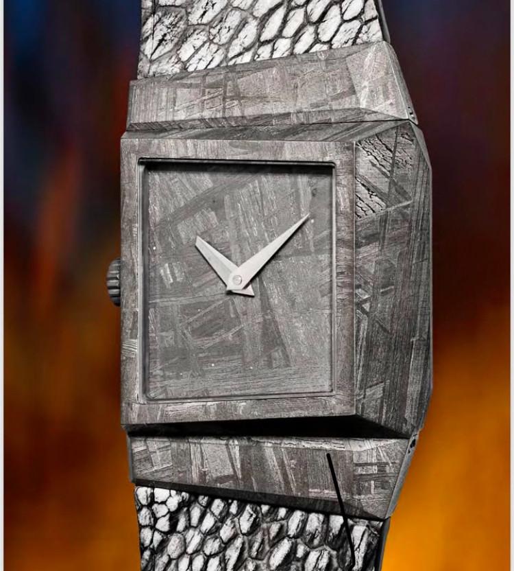 Cum arată ceasul sculptat din meteoritul Muonionalusta care a lovit Pământul acum un milion de ani. Are striații unice care strălucesc 940174