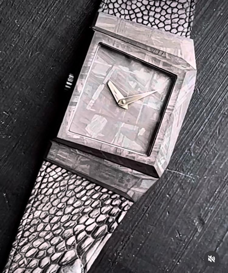 Cum arată ceasul sculptat din meteoritul Muonionalusta care a lovit Pământul acum un milion de ani. Are striații unice care strălucesc 940175