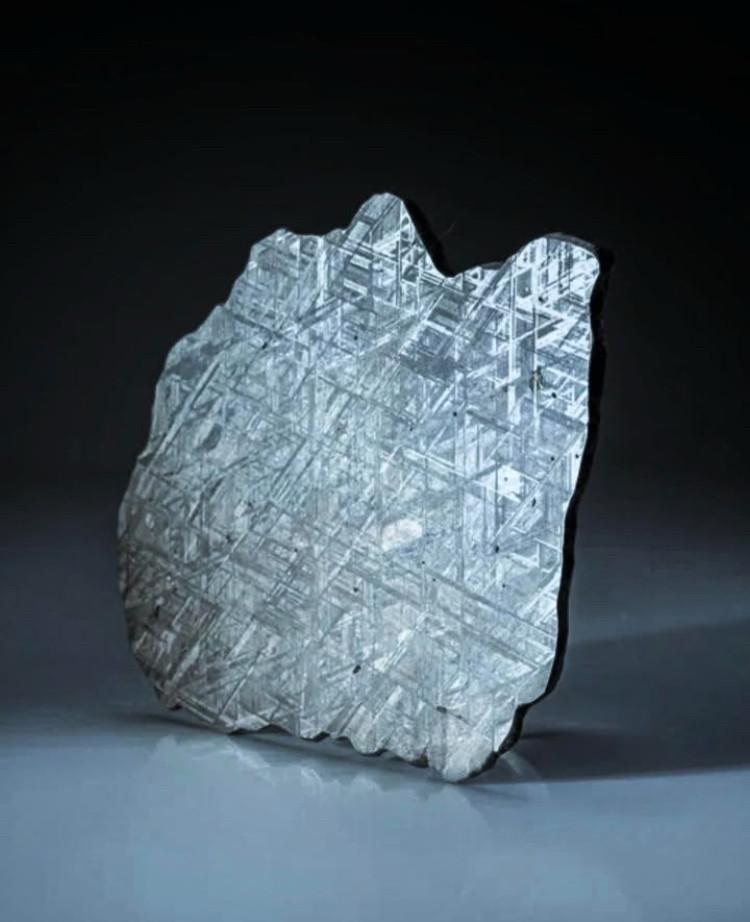 Cum arată ceasul sculptat din meteoritul Muonionalusta care a lovit Pământul acum un milion de ani. Are striații unice care strălucesc 940176