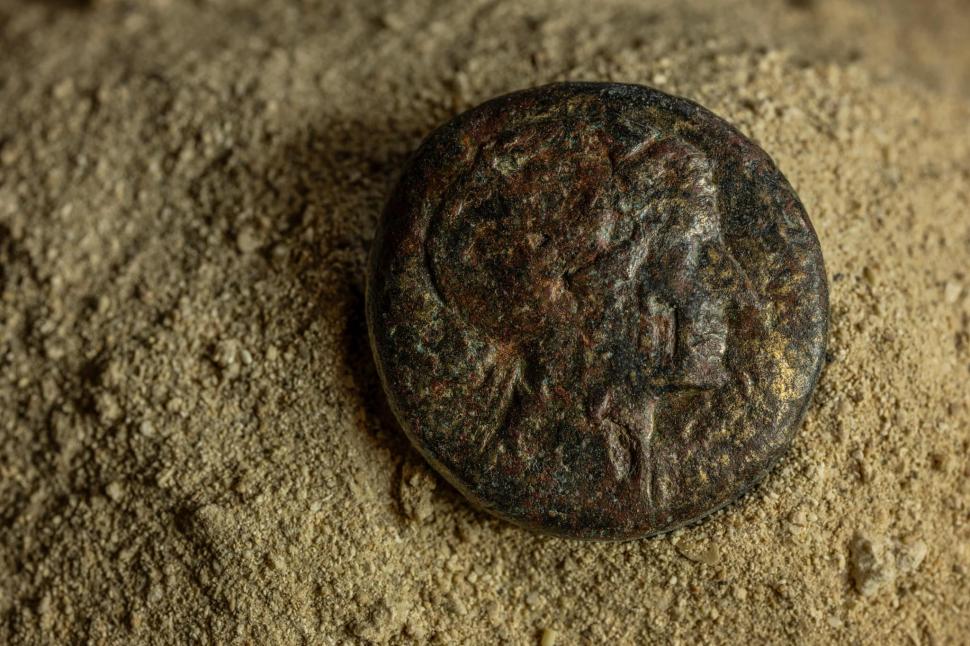 Descoperire arheologică importantă: Un bust și sute de monede cu Cleopatra au fost găsite sub zidurile unui templu din Egiptul Antic 940187