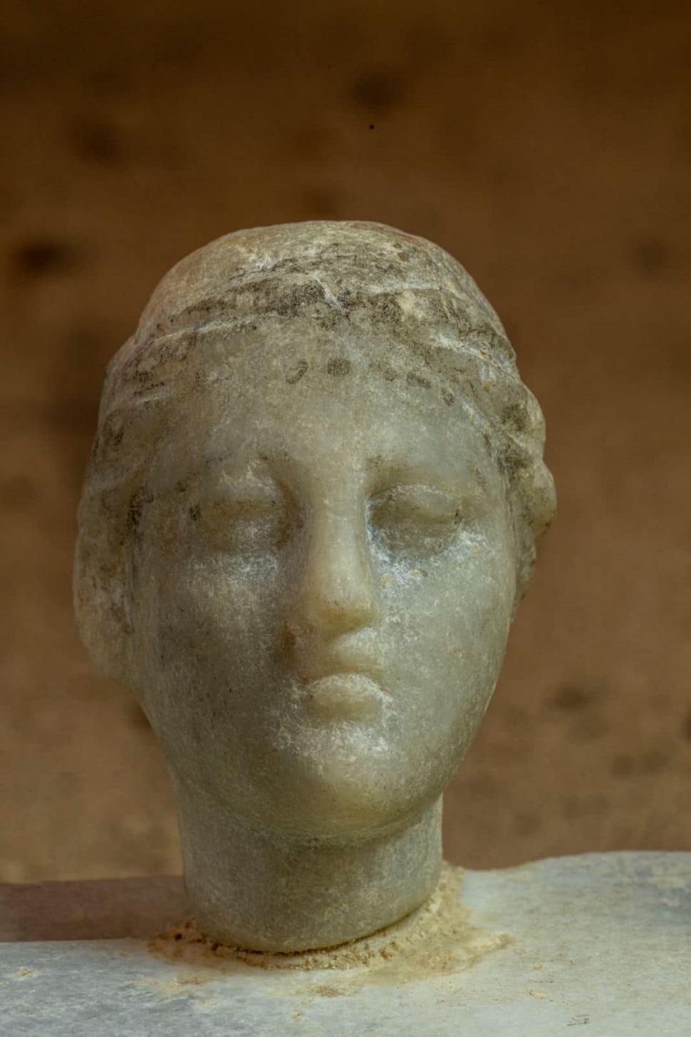 Descoperire arheologică importantă: Un bust și sute de monede cu Cleopatra au fost găsite sub zidurile unui templu din Egiptul Antic 940190