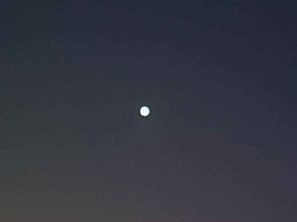 O sferă misterioasă a stat o oră deasupra aeroportului Tuzla, apoi a dispărut. „Cel mai ciudat obiect pe care l-am văzut” 940345