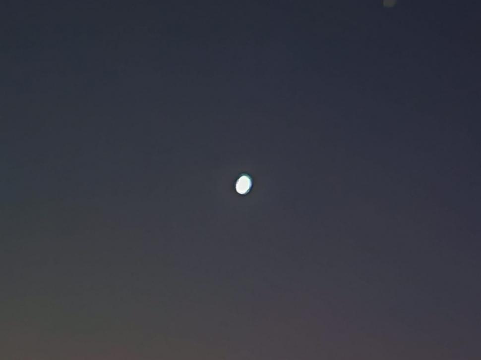 O sferă misterioasă a stat o oră deasupra aeroportului Tuzla, apoi a dispărut. „Cel mai ciudat obiect pe care l-am văzut” 940350