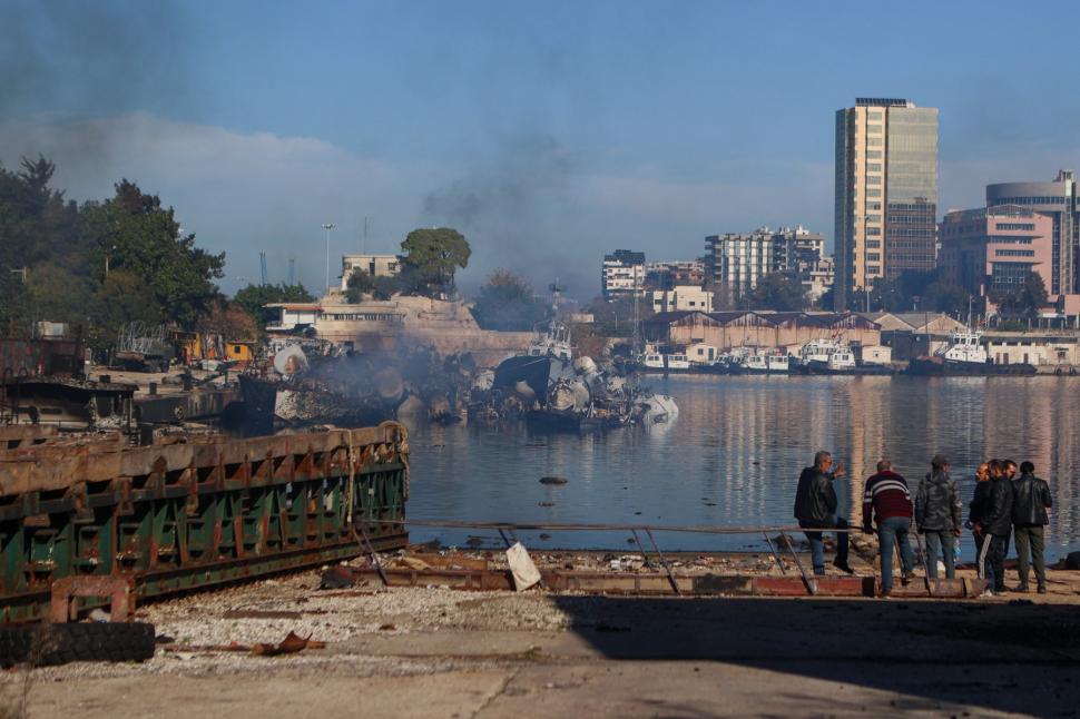 350 de atacuri în 48 de ore. Imagini cu flota Siriei scufundată după bombardamentele israeliene 940509