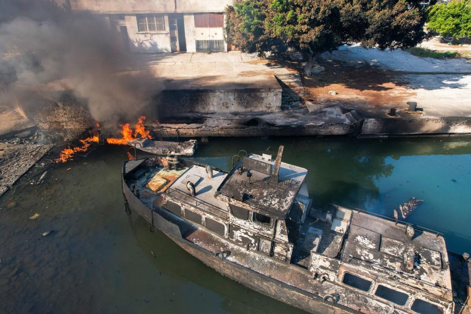 350 de atacuri în 48 de ore. Imagini cu flota Siriei scufundată după bombardamentele israeliene 940510