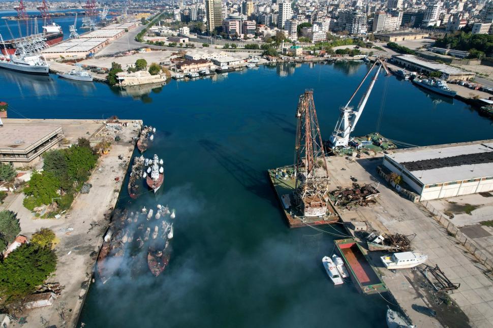 350 de atacuri în 48 de ore. Imagini cu flota Siriei scufundată după bombardamentele israeliene 940512