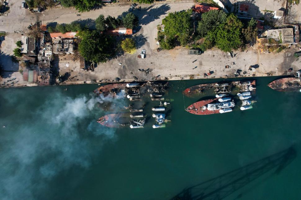 350 de atacuri în 48 de ore. Imagini cu flota Siriei scufundată după bombardamentele israeliene 940514