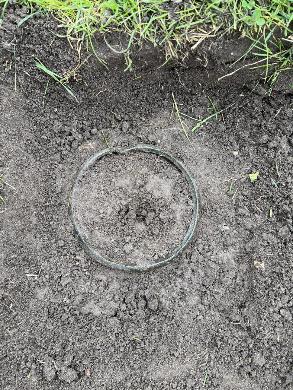 Descoperire arheologică „foarte rară”: O sabie îndoită într-un ritual antic și alte artefacte importante au fost găsite într-o mlaștină 940480